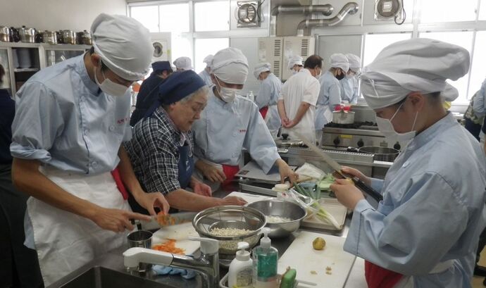 野菜の切り方を指導している様子