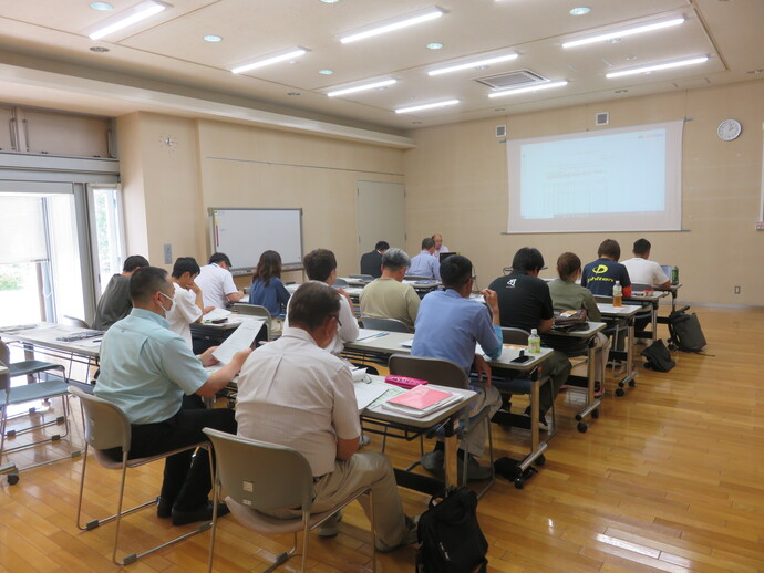 熱心に講演を聞く参加者の様子