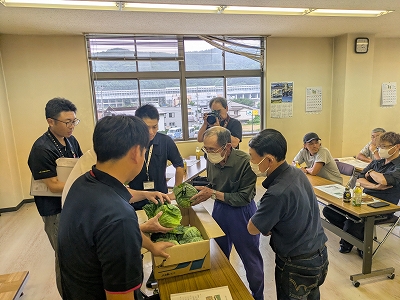 実際にキャベツを手に取って品質や詰め方の確認を行いました。