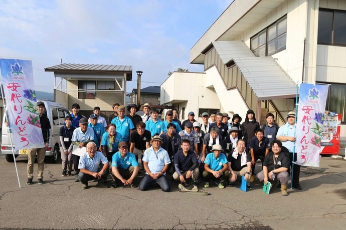 早朝から花卉部会役員、りんどう専門部員及び関係機関で8班編成で巡回を開始します。