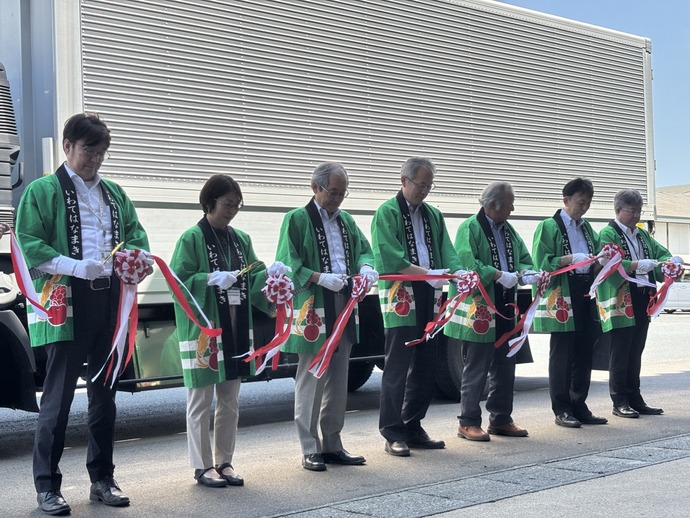 野菜出荷式でテープカットを行っている様子
