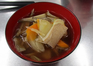 出来上がった「鯨汁」。味噌の香りが引き立つ美味しさです