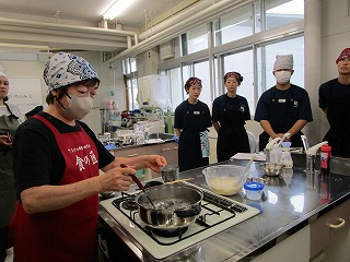 鯨汁の調味について小向さんの指導を受ける様子