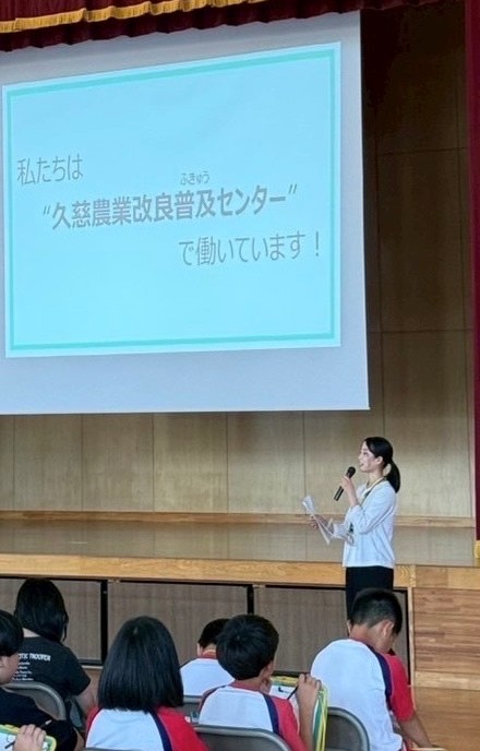 「白銀のひかり」の説明をしているようす