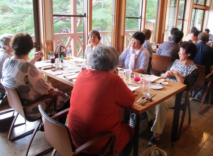 交流会の様子：ランチを頂きながら情報交換を行い、交流を深めました