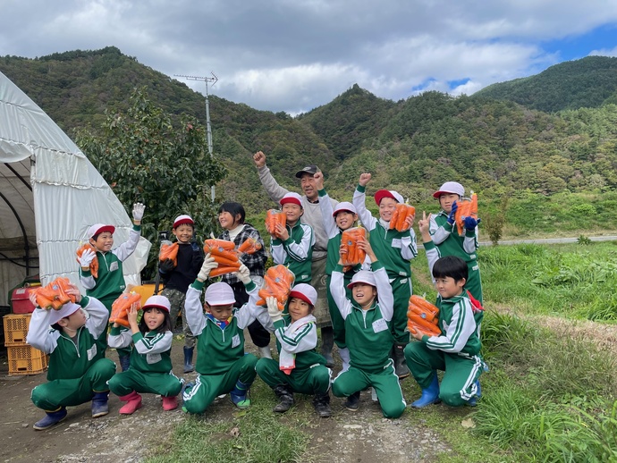 にんじんの収穫を喜ぶ児童たち