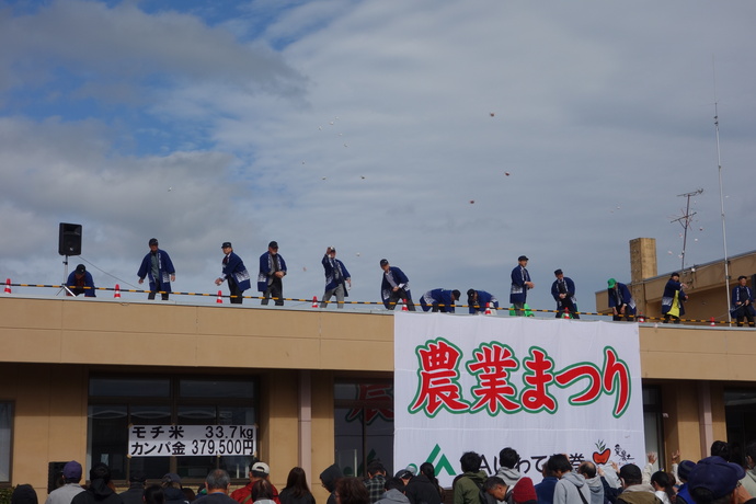国内最大級の餅まき。約500kgの餅が秋空を舞いました