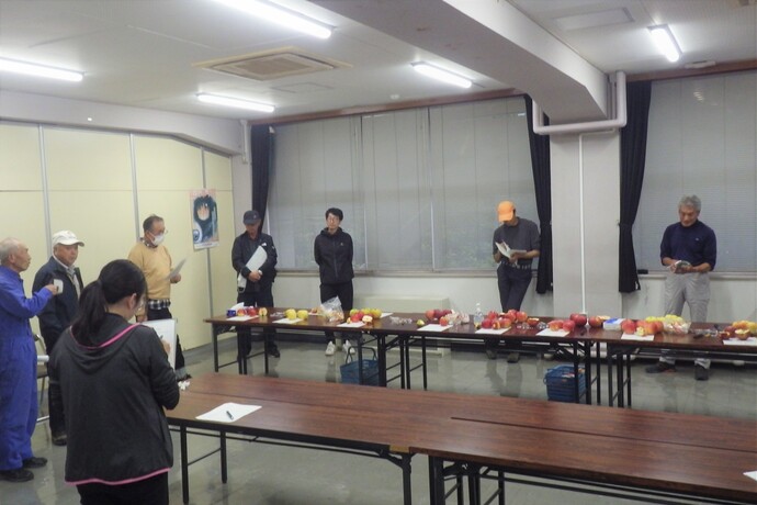 品種の評価や感想を共有している写真