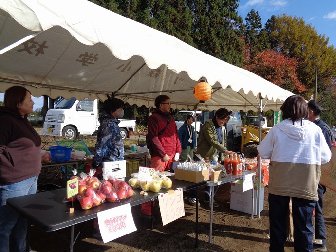 地域住民と交流しながら販売、お振舞いを行う4Hクラブ会員