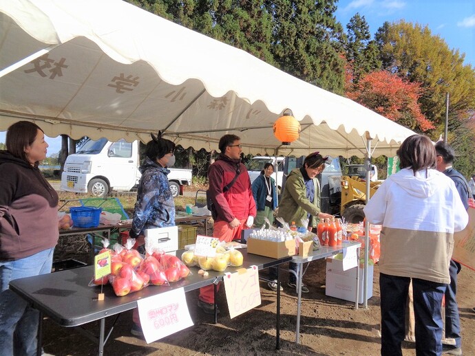 地域住民と交流しながら販売、お振舞いを行う4Hクラブ会員