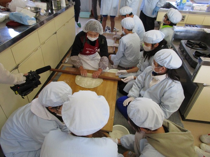 手打ちそばを教わるこどもたち