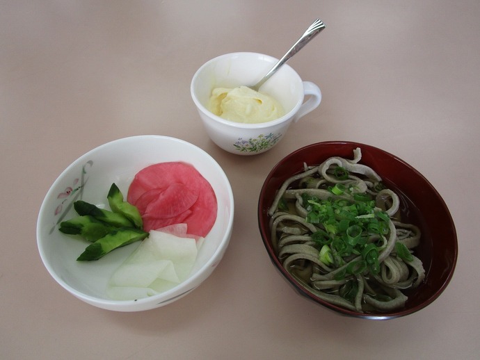 出来上がった手作りアイスクリーム手打ちそば