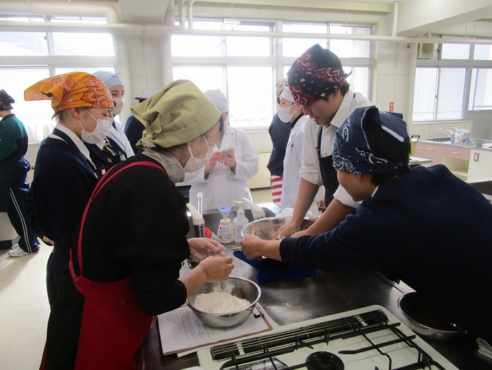 生徒へ生地をこねるこつを教える食の匠・澤口氏
