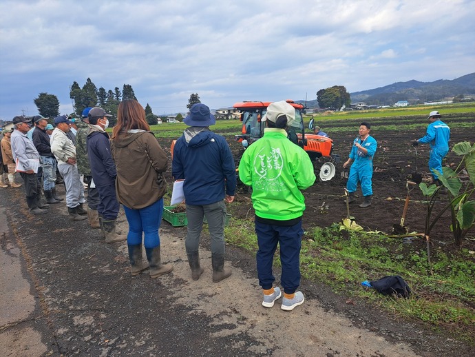 機械メーカーから説明を受ける参加者の様子