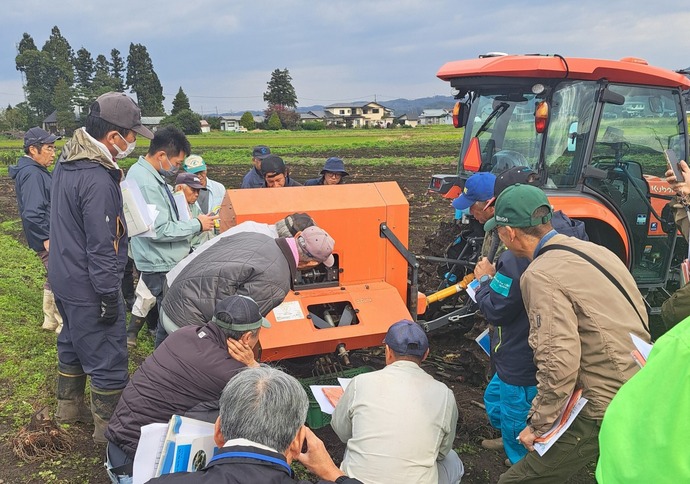 分離機の様子を観察する参加者の様子