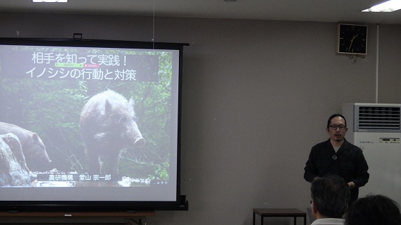 身振り手振りを交えて熱の入った講演をする堂山氏です。