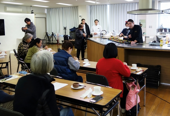 及川料理長が料理のコツを説明している様子