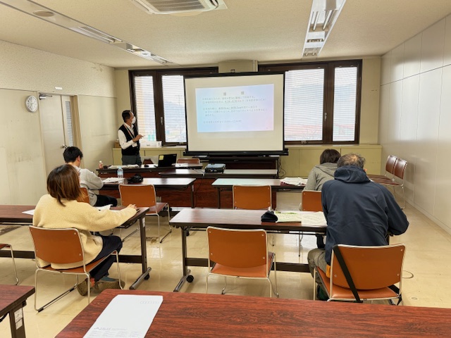 ほうれんそう栽培の概要や収益性、栽培に関する支援策などについて、普及センター職員が説明している様子です。