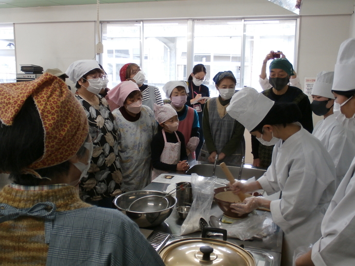 高校生がかまもちの作り方を実演している様子
