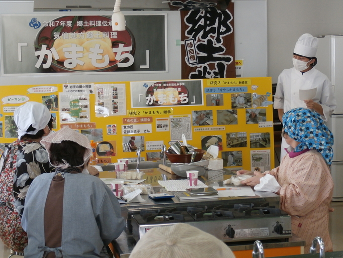 高校生がパネルを使いながら説明している様子