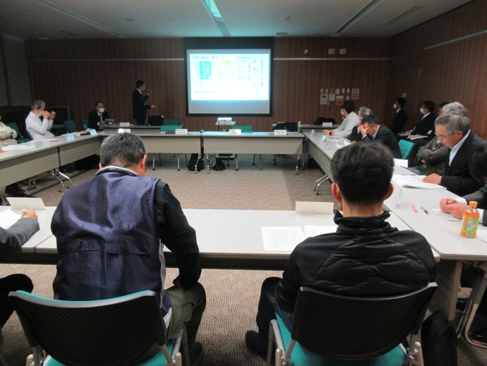 奥州農業改良普及センターより農業における第三者継承について話題提供を行っている様子