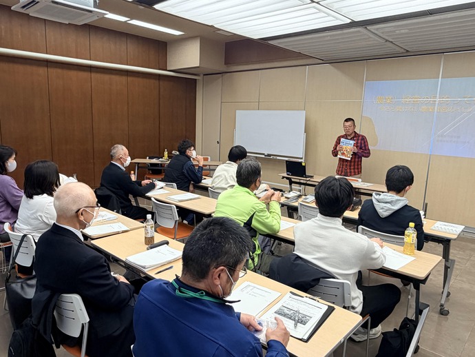 新規就農者等8名が参加し、休憩時間も質問が飛び交っていました