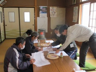 今年の栽培を振り返っている様子