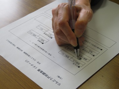 作業内容などを戸別に聞き取っている様子