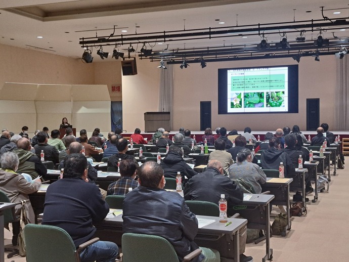 病害虫対策の説明を熱心に聞く生産者の様子