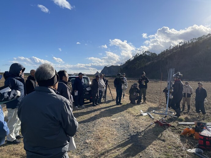 恒久柵の支柱打込みを 実演する様子の写真