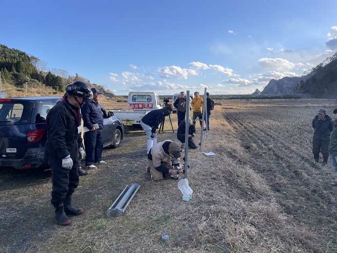 生産者が設置作業を 体験する様子の写真