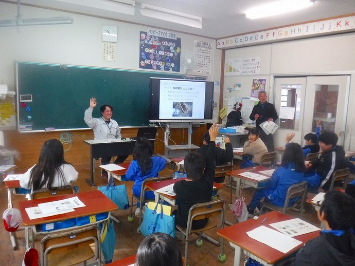 クイズに挑戦する児童の皆さんの写真