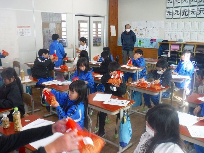 地元産の大豆を手に取り、 食と農のつながりを学びました。