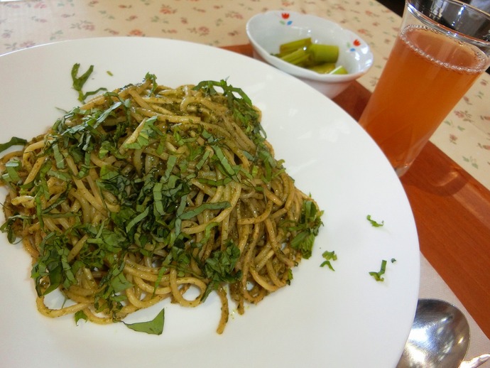 フレッシュバジルのジェノベーゼは刻んだバジルがたっぷり入っています。