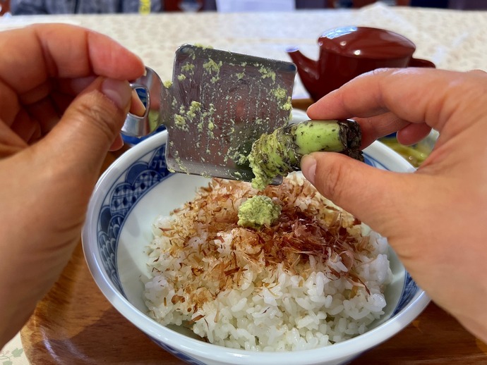 安比清流わさび丼は、わさびをすりおろしていただきます。