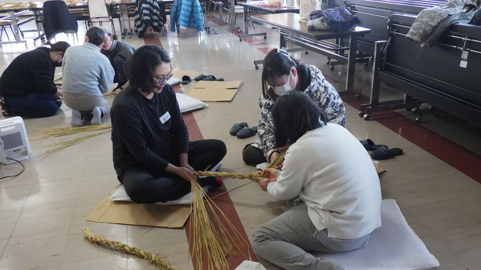 最初は稲わらをなうところから挑戦しました。