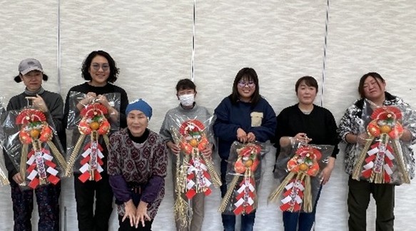 大きなお正月飾りが完成し、全員で記念撮影をしました。