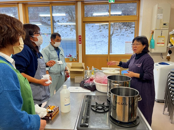 りんどうの花びらを漬け込んだ染料について学ぶ様子です。
