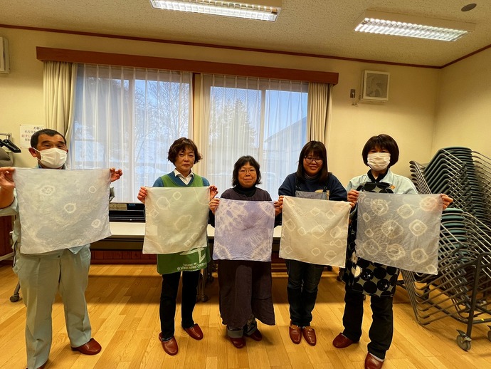 それぞれのオリジナルの1枚が完成し、参加者全員で集合写真を撮影しました。