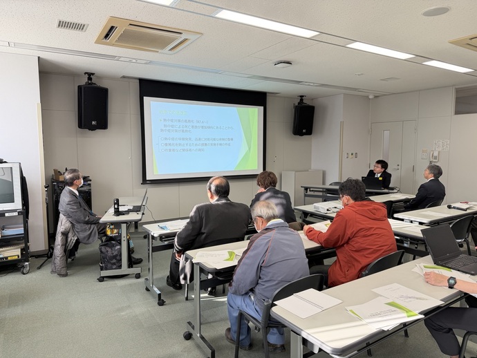 労務管理にする法改正および、今後の動向を説明する田淵技師