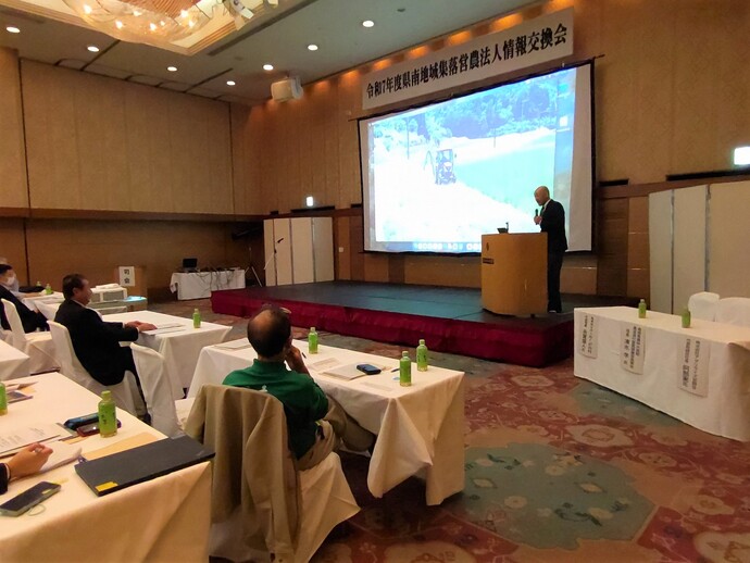 講師のお話を真剣に聞き、法人間連携のヒントを学んでいる様子