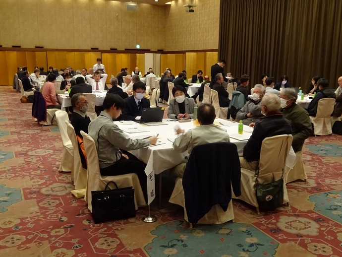テーブルに分かれて、参加法人が情報共有や意見交換を行いました