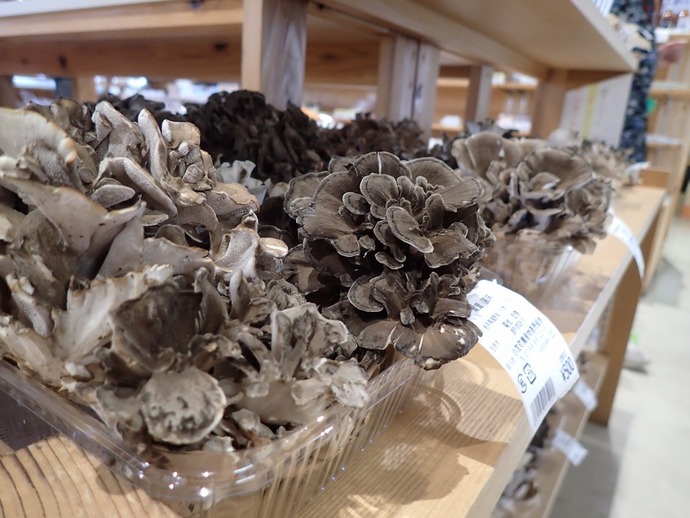 秋はきのこも並びます（売場の様子）