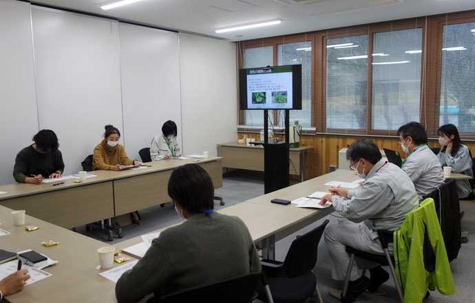 病害虫防除に関する勉強会を行っている会場の様子