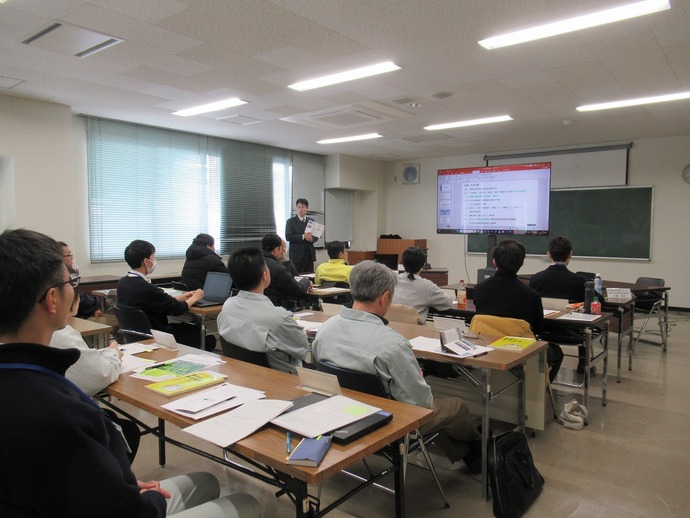 吉田中小企業診断士の講演を聞く参加者