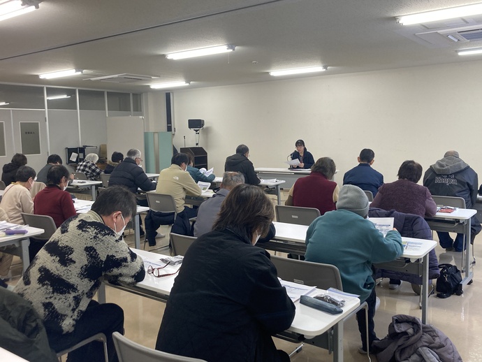 農薬についての説明を聞く参加者の様子