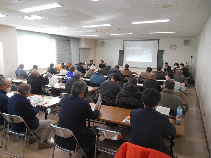 講師による説明を聞く参加者