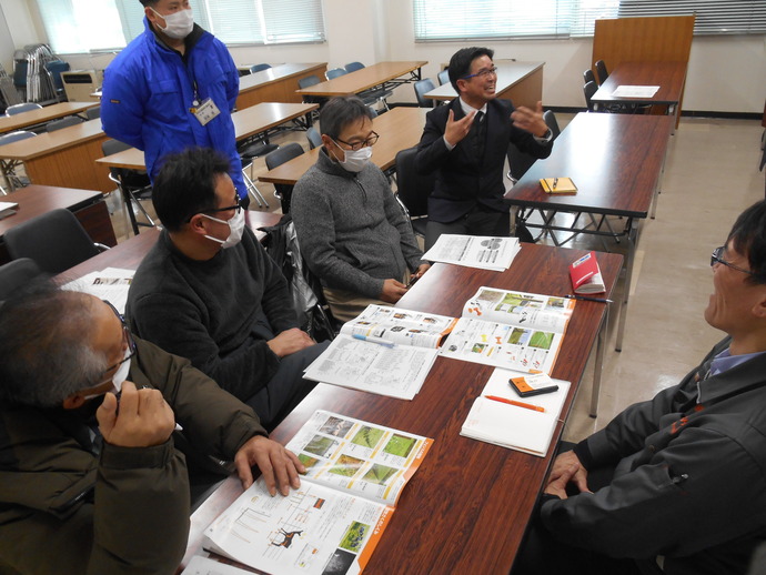 自身の圃場の状況を説明する参加者と現状から対策について説明を行う講師