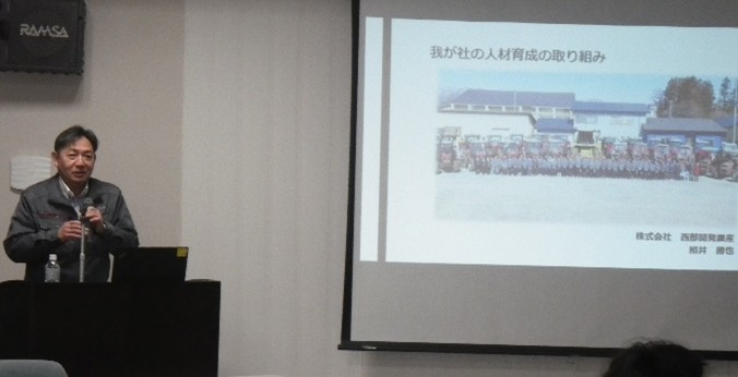 照井代表取締役社長による講演の様子