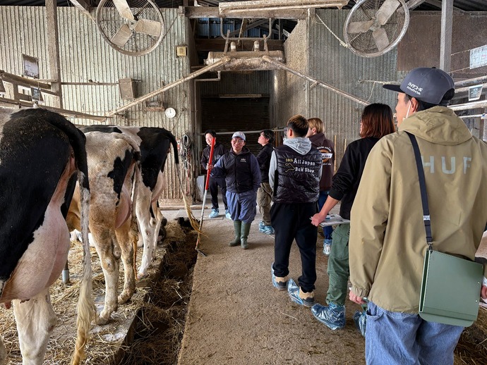 牛舎視察の様子です。飼養管理だけでなく、血統などの専門的で深い議論も交わされました。